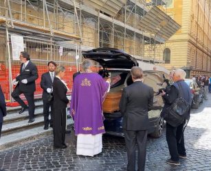 A Roma i funerali di Roberto Arditti, le immagini dell'uscita del feretro