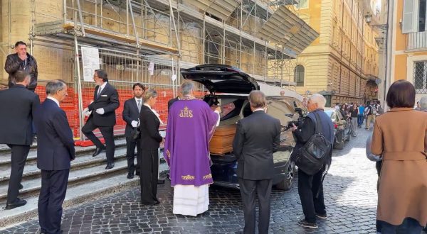 A Roma i funerali di Roberto Arditti, le immagini dell’uscita del feretro