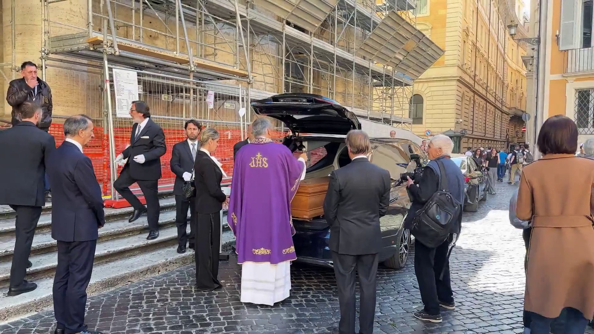 A Roma i funerali di Roberto Arditti, le immagini dell'uscita del feretro