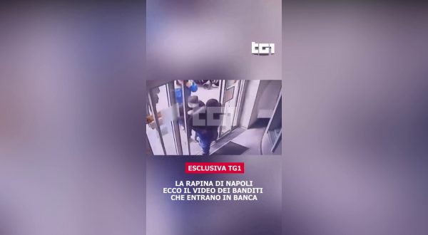 Rapina in banca a Napoli, Tg1 mostra video dei banditi che entrano nell’istituto