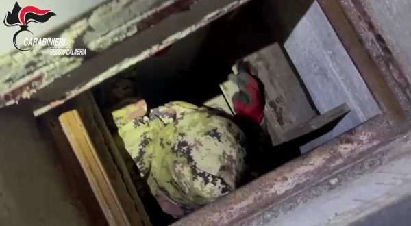 Arsenale nascosto in bunker sotterraneo nella Piana di Gioia Tauro, un arresto