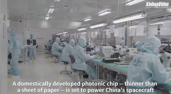 Cina, sviluppato un chip fotonico più sottile della carta