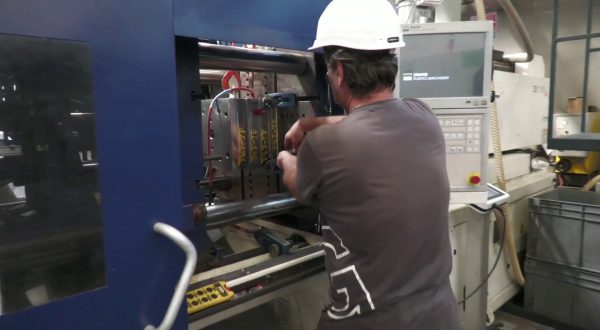 In lieve rialzo la produzione industriale a febbraio