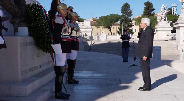 25 aprile, Mattarella depone una corona di alloro all’altare della Patria