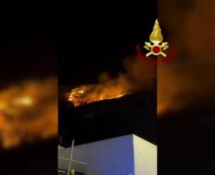 Incendio minaccia abitazioni a Ischia, le operazioni di spegnimento