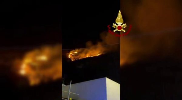 Incendio minaccia abitazioni a Ischia, le operazioni di spegnimento