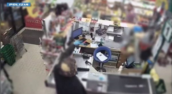 Rapina in un supermercato con una maschera in silicone, 51enne arrestato a Roma