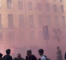 Corteo centri sociali a Milano,fumogeni e petardi contro la Polizia: le immagini