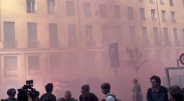 Corteo centri sociali a Milano,fumogeni e petardi contro la Polizia: le immagini