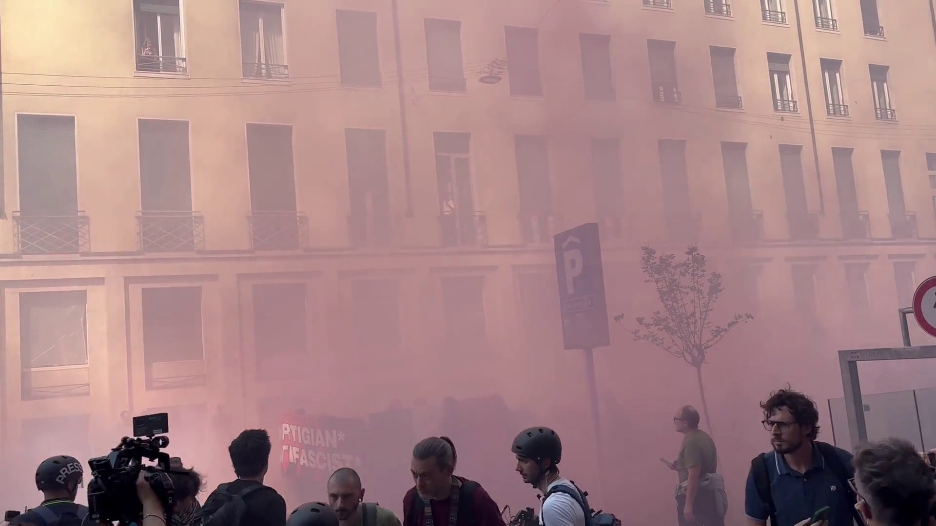 Corteo centri sociali a Milano,fumogeni e petardi contro la Polizia: le immagini