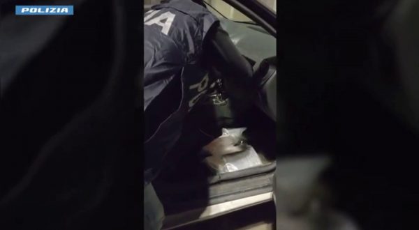 Oltre 5 chili di cocaina in auto, due arresti nel Catanese