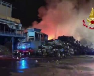 Incendio in azienda di demolizione auto a Bollate, nessuna persona coinvolta