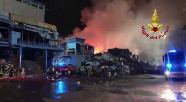 Incendio in azienda di demolizione auto a Bollate, nessuna persona coinvolta