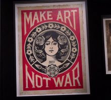 La forza della pace nella mostra di Obey alle Gallerie d'Italia a Napoli
