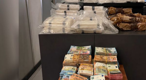 Maxi scambio tra tir e suv con sequestro di 30 Kg tra cocaina ed eroina, 2 arresti
