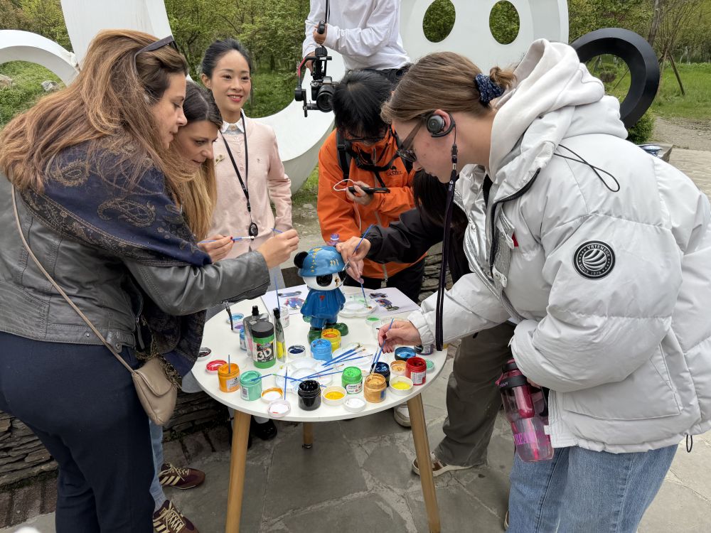 Cina, giovani di tutto il mondo scoprono l&rsquo;armonia tra uomo e natura nel Sichuan