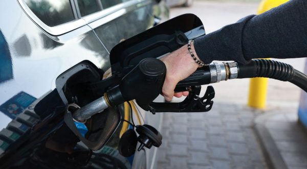 Carburanti: Mimit, prezzo medio self benzina 1,934 euro/litro, gasolio 2,026