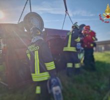 Minivan finisce in un canale nel Veneziano, tre morti