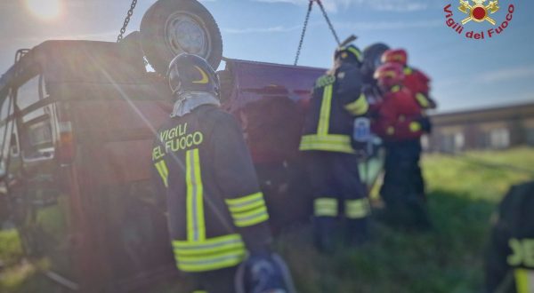 Minivan finisce in un canale nel Veneziano, tre morti