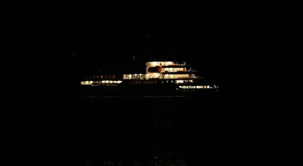 Hantavirus, nave da crociera Mv Hondius entra in porto a Tenerife