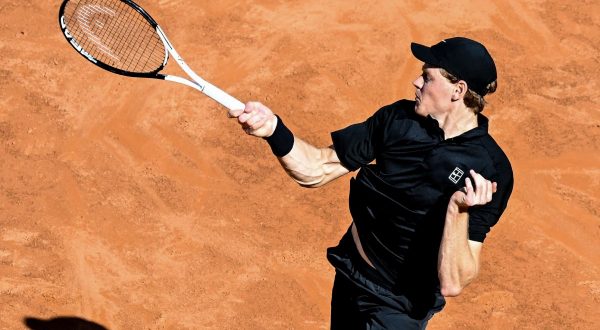 Sinner batte Rublev in due set, è semifinale a Roma con record