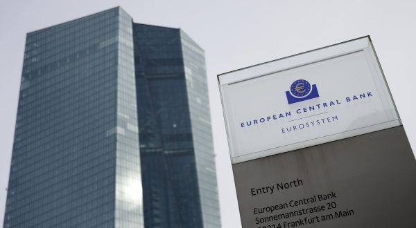 Bce “Prospettive di crescita incerte, dipendono dalla durata della guerra”