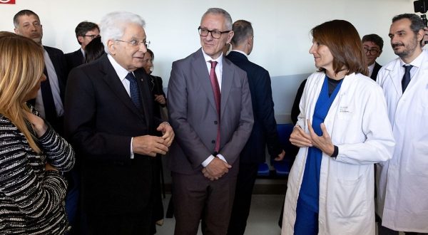 Mattarella a medici ospedale di Modena “Grazie per quello che fate”