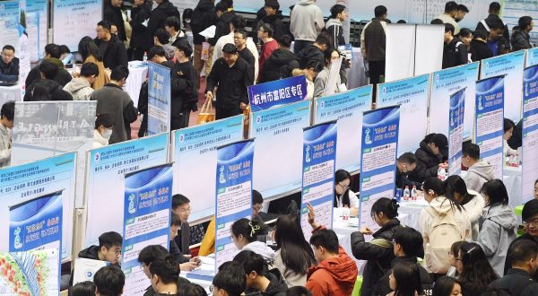 Cina, il mercato del lavoro stabile ad aprile