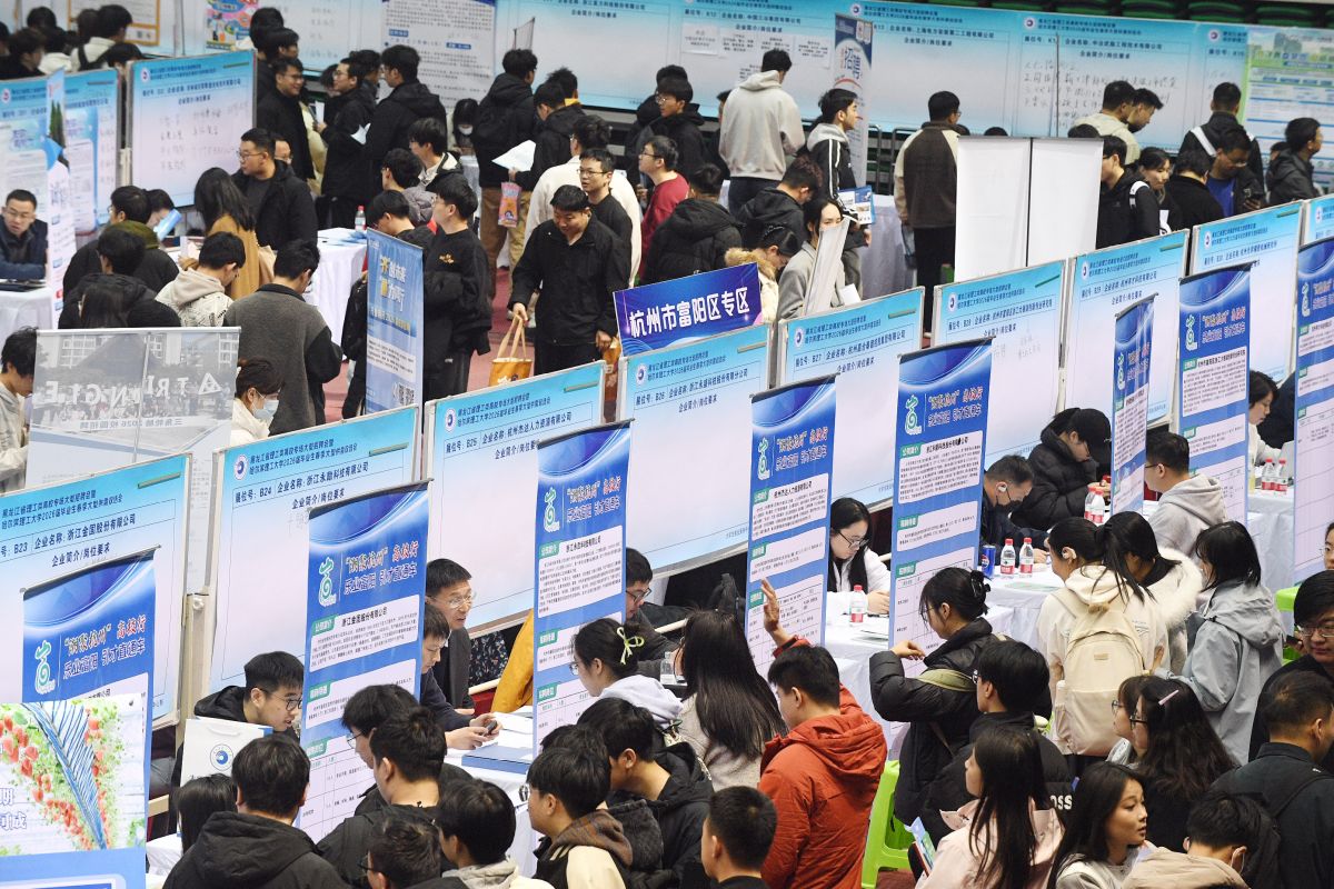 Cina, il mercato del lavoro stabile ad aprile