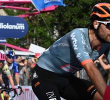 Ganna domina la crono di Massa, Eulalio resta in maglia rosa