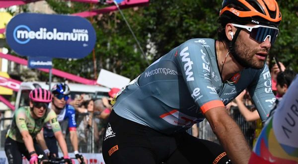 Ganna domina la crono di Massa, Eulalio resta in maglia rosa
