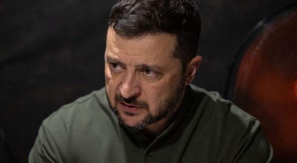 Ucraina, Zelensky “Colpita la sede dei servizi russi a Kherson”