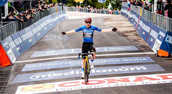 Vingegaard vince il tappone di Pila e veste la maglia rosa al Giro2026