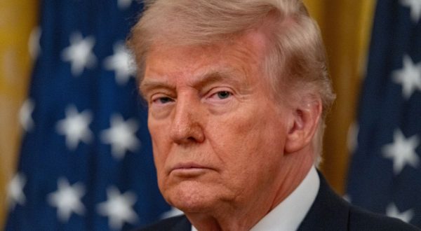 Iran, Trump “Negoziate le linee generali di un accordo. Lo Stretto di Hormuz verrà riaperto”