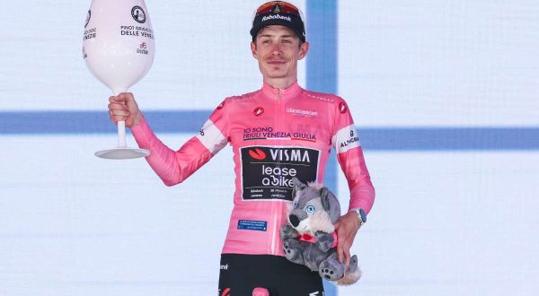 Lavik corona la fuga e vince a Milano, Vingegaard resta in rosa