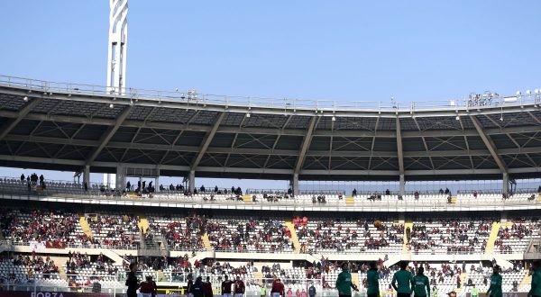 Scontri a Torino e tifoso Juve in ospedale, il derby inizia un’ora dopo