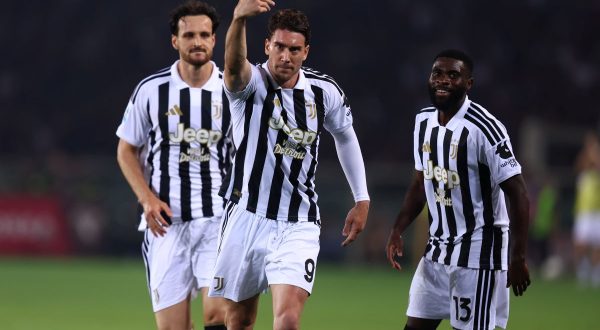 Vlahovic non basta alla Juve: pari nel derby, sarà Europa League