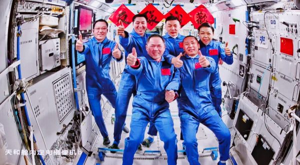 Cina, gli astronauti della Shenzhou-23 entrano nella stazione spaziale Tiangong
