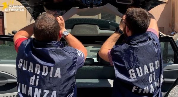 Intercettato con 2 chili di cocaina, crack e marijuana, un arresto a Catania