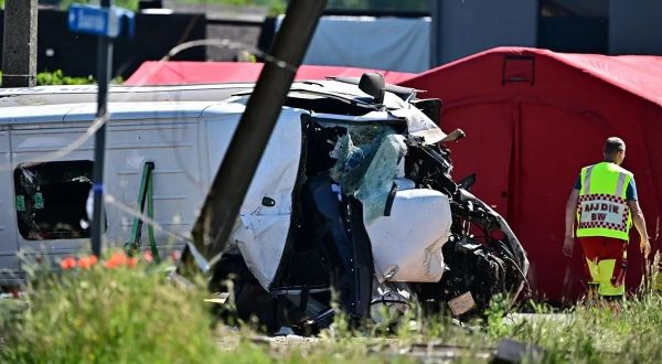 Scuolabus investito da un treno in Belgio, 4 morti tra cui due adolescenti