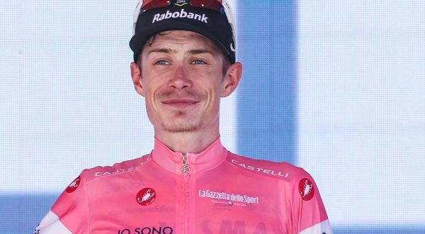 Vingegaard cala il poker, vince la 16^ tappa e consolida la maglia rosa
