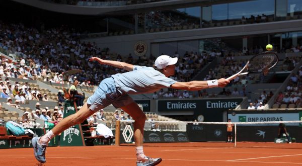 Crollo fisico per Sinner, è fuori al secondo turno del Roland Garros