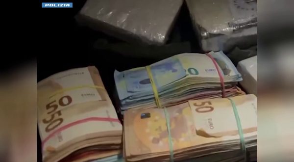 Maxi scambio tra tir e suv, sequestrati 30kg di droga: 2 arresti a Milano