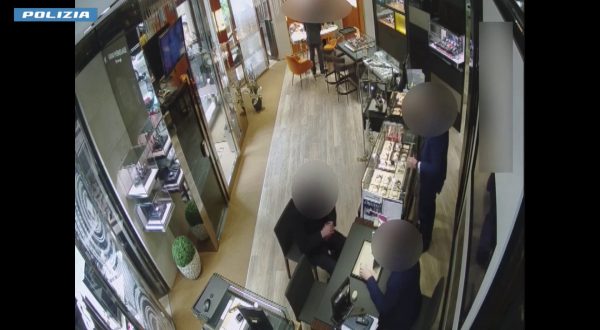Roma, sgominata una banda di rapinatori di gioiellerie: 7 misure cautelari