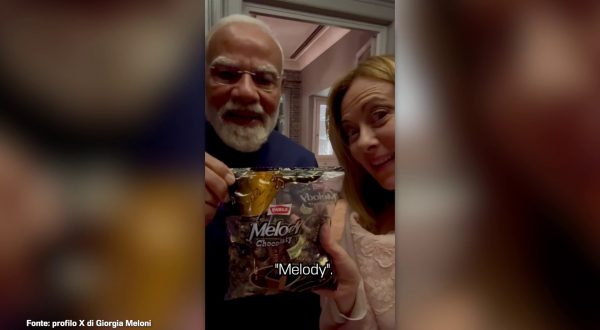 Meloni posta video con Modi e le caramelle "Melody"