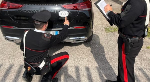 Si spaccia per delegato ONU con passaporto falso e targa diplomatica, arrestato un 64enne a Palermo