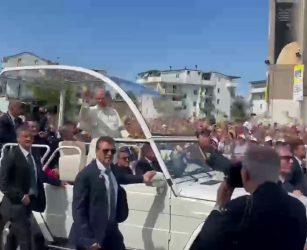 Papa Leone XIV arriva in piazza ad Acerra a bordo della Papamobile, le immagini