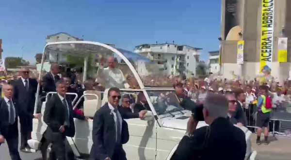 Papa Leone XIV arriva in piazza ad Acerra a bordo della Papamobile, le immagini