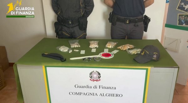 Trasportava 80 ovuli di cocaina, arrestato all’aeroporto di Alghero