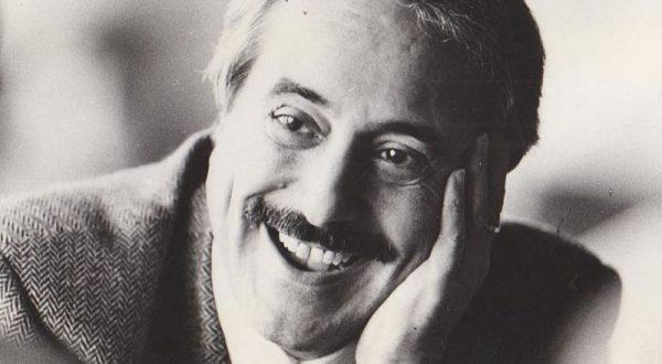 Giovanni Falcone, 34 anni fa la strage di Capaci. La sorella Maria: “L’amore diffuso di questi anni mi ha aiutato” / Video
